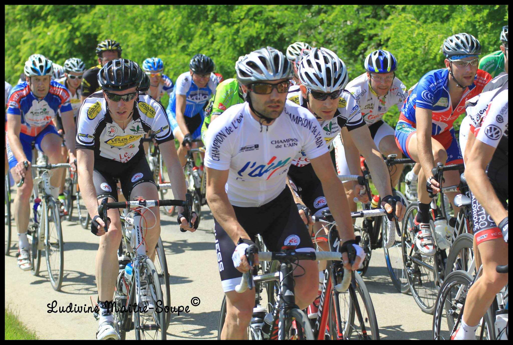 Prix de Vandeins : Plus de 100 coureurs au départ et un beau soleil.